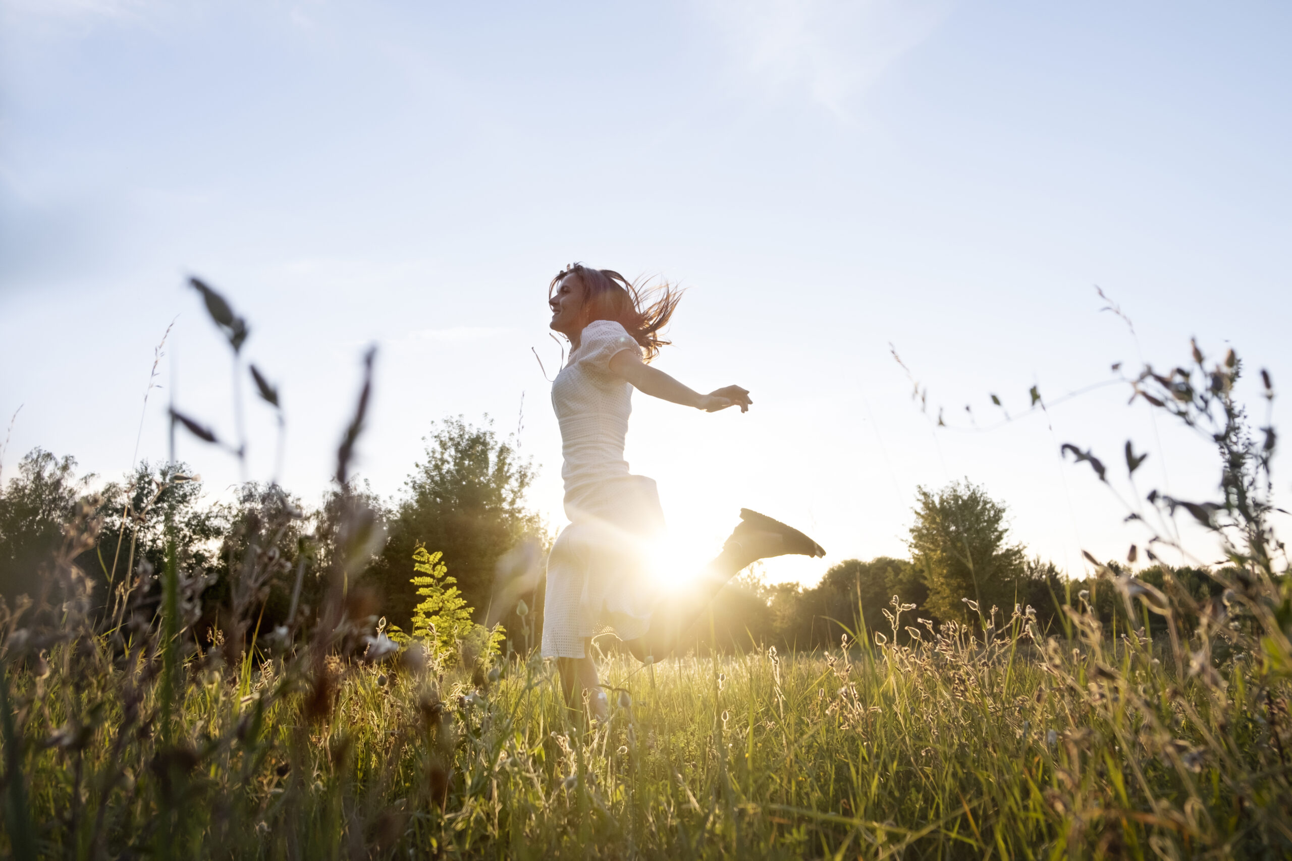 Femme qui court en extérieur au printemps, symbolisant la vitalité et la détox naturelle