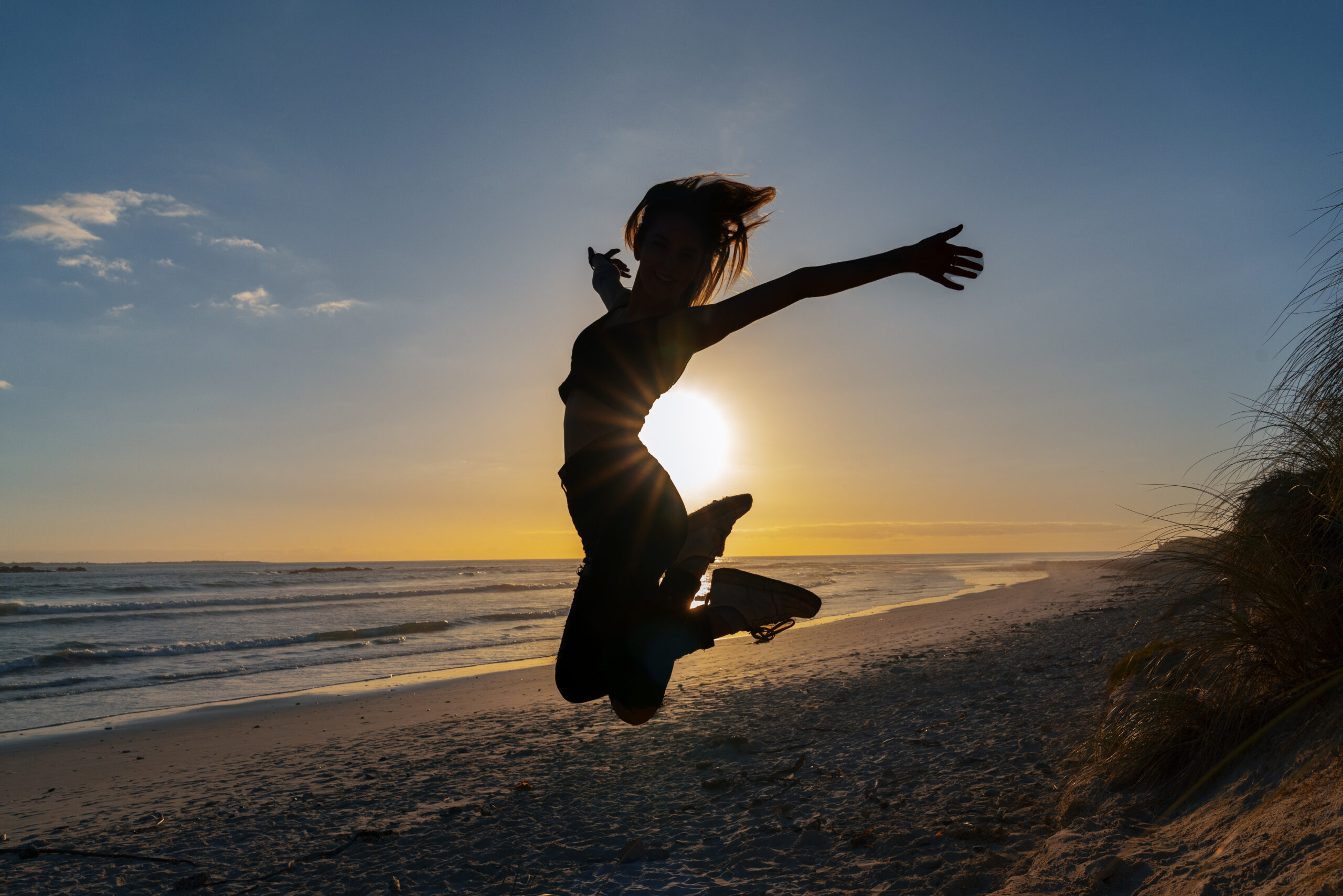 Silhouette femme coucher de soleil, vitalité et santé naturelle naturopathie Biarritz